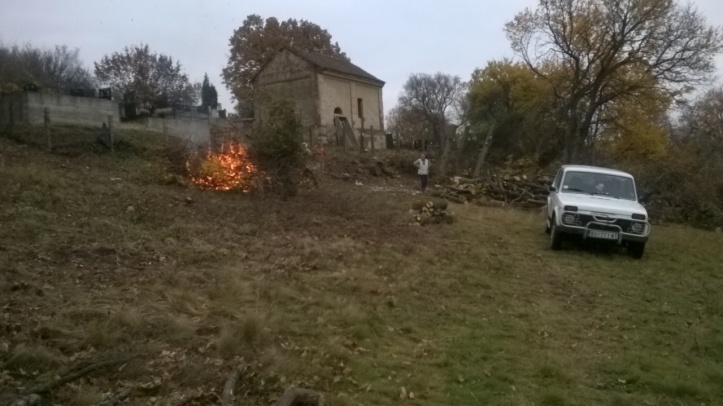 Ватре око гробља у Ивањуз (Радан уочи Св. Аранђела 2014)